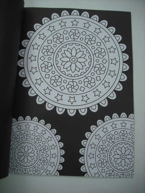 Mandalas, coloriages relaxants sur fond noir