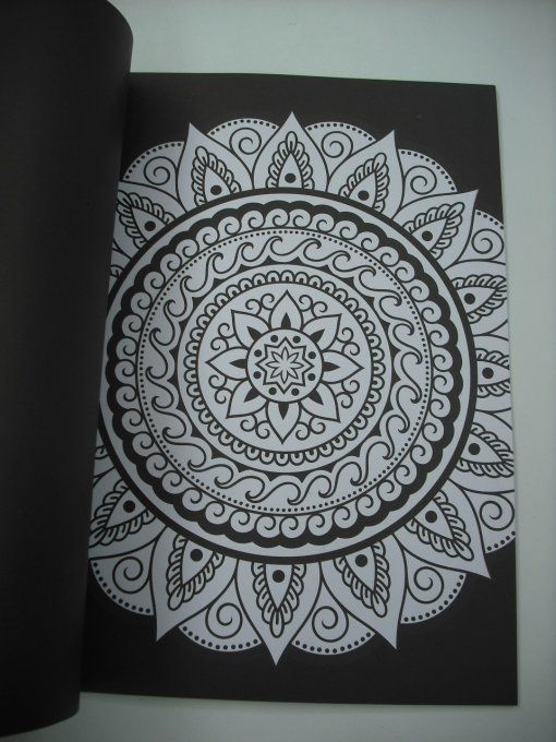 Mandalas, coloriages relaxants sur fond noir